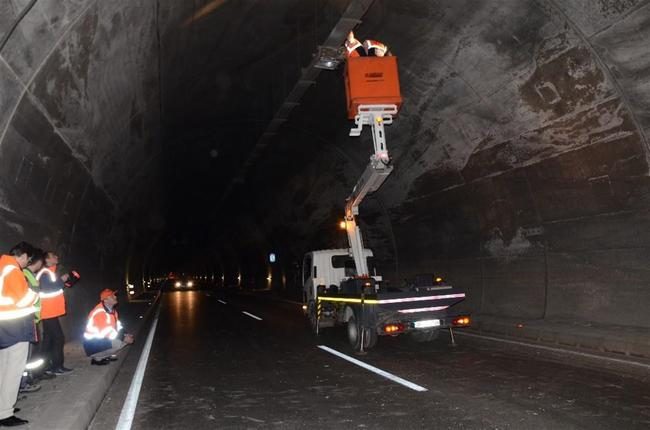 Tünelde damperi açılan kamyon, trafiği 2 saat kilitledi