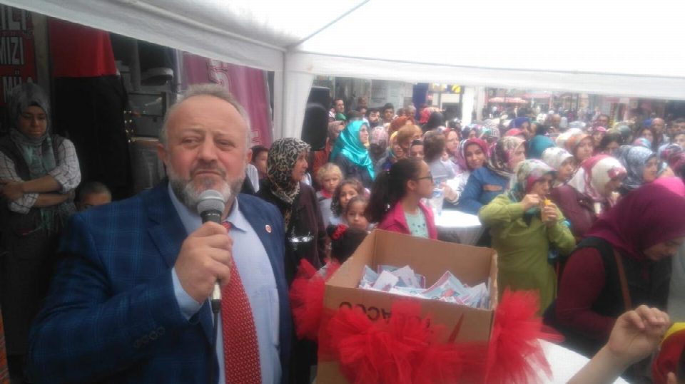 İstikbal Giyim Hediye Dağıttı