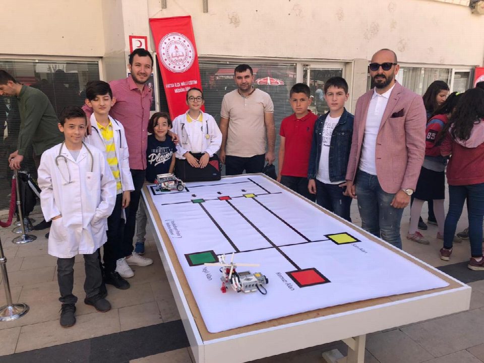 Robotlara vatandaşlar büyük ilgi gösterdi