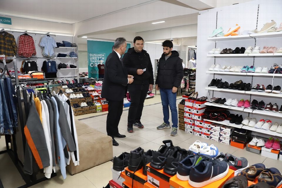 Üniversite öğrencileri sosyal marketten ilk alışverişlerini yaptı