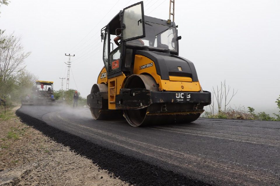 3 İLÇE İLE 10 MAHALLEYİ BİRBİRİNE BAĞLAYAN YOL ASFALTLANIYOR