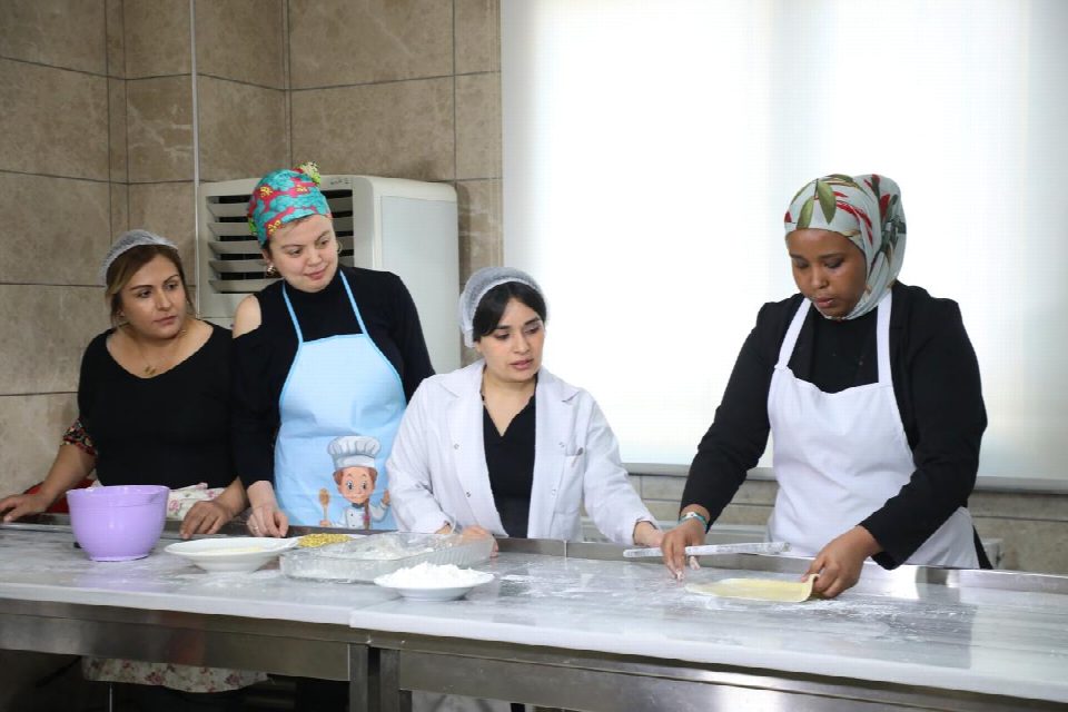 Ordu’da üniversite eğitimi alan Cibutili Rahma Hared, çok sevdiği Türk yemeklerini Ormek’te katıldığı kurslarda öğreniyor