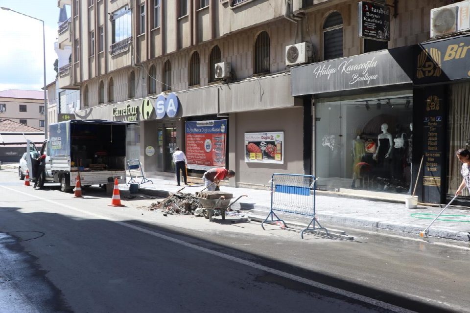 Ünye’nin en işlek caddesinde kaldırımlar yenileniyor