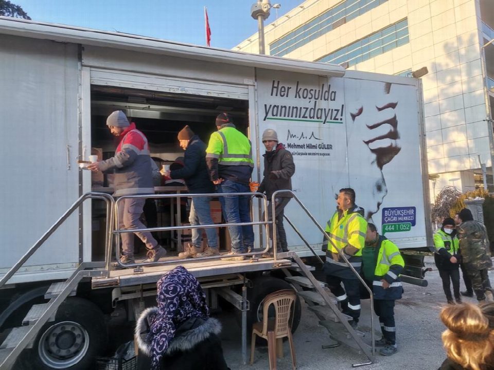 Günlerdir mobil mutfak tırı ile yemek ihtiyacı karşılanıyor