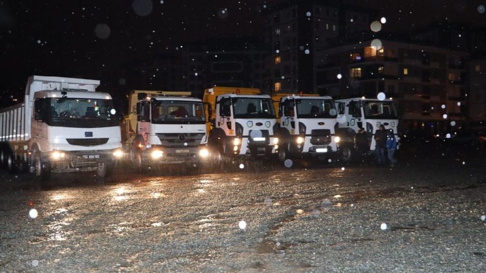 Büyükşehir belediyesi deprem bölgesine 105 araç, 158 personel gönderdi