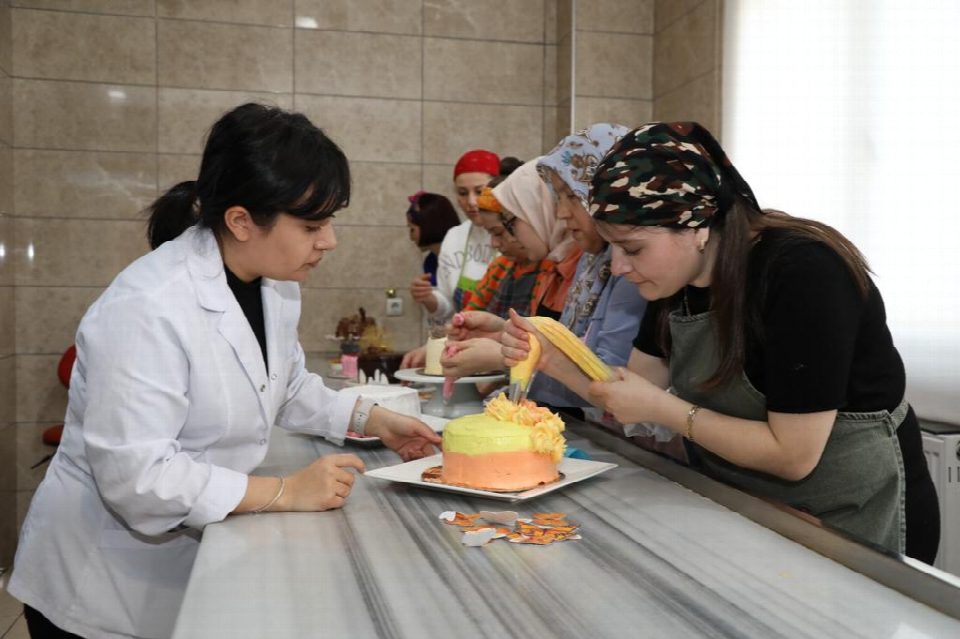 Pastalar Ordulu kadınların elinde şekil alıyor