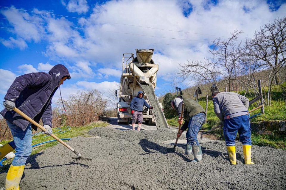 Fatsa’da kırsal mahallelere beton yol atağı