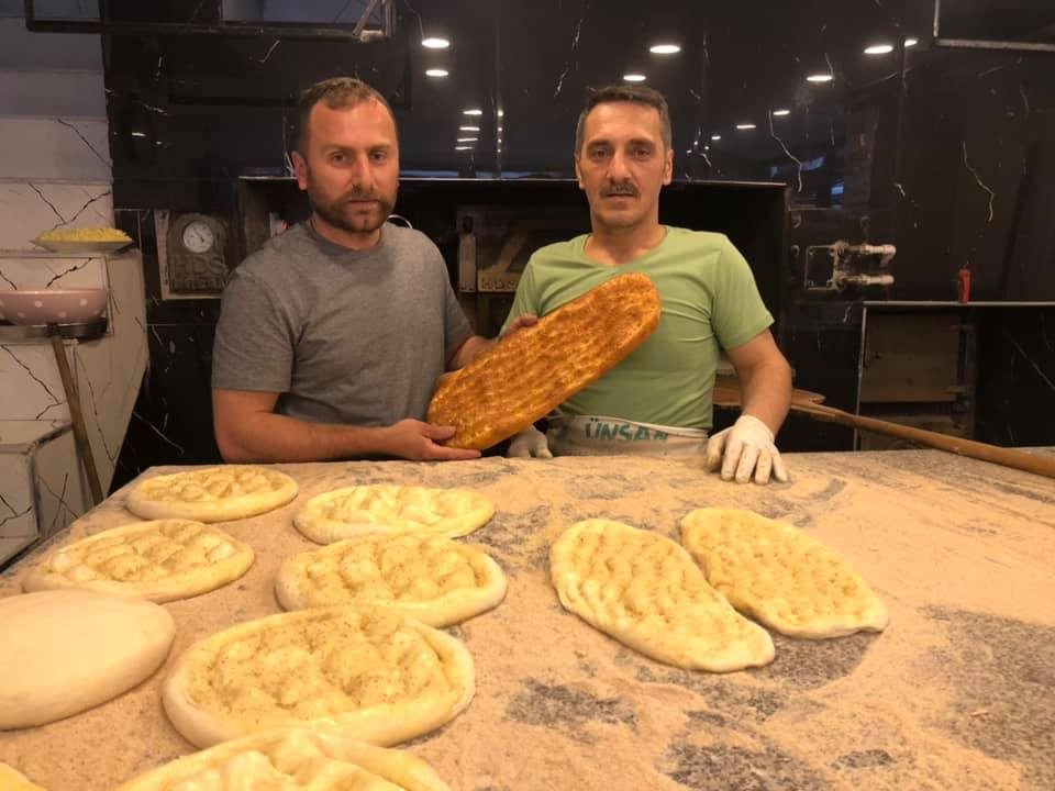 Organik yumurta ile ramazan pidesini yapıyor