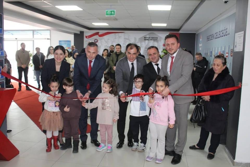 Minik Öğrenciler 100. Gün Sergisinde Yeteneklerini Sergiledi