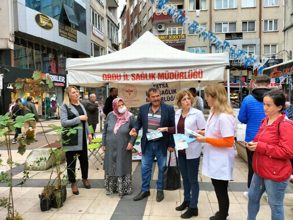 Dünya tütünsüz gününde fidan ve broşür dağıtıldı