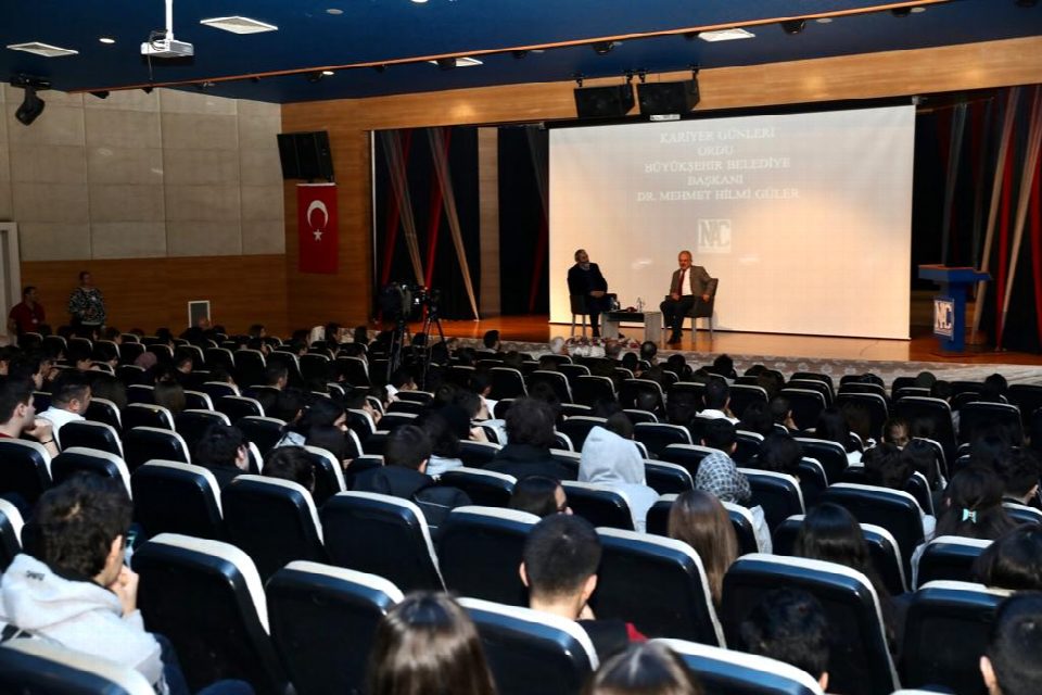 BAŞKAN GÜLER, ÖĞRENCİLERLE SÖYLEŞİDE BİR ARAYA GELDİ