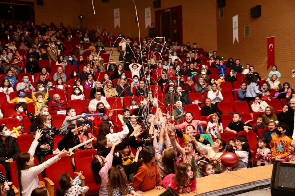 Başkan Güler çocukların arasına karıştı