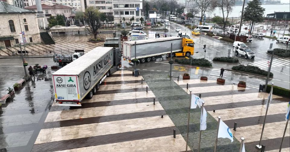 Büyükşehir belediyesi koordinesinde toplanan yardımlar deprem bölgesine gönderildi