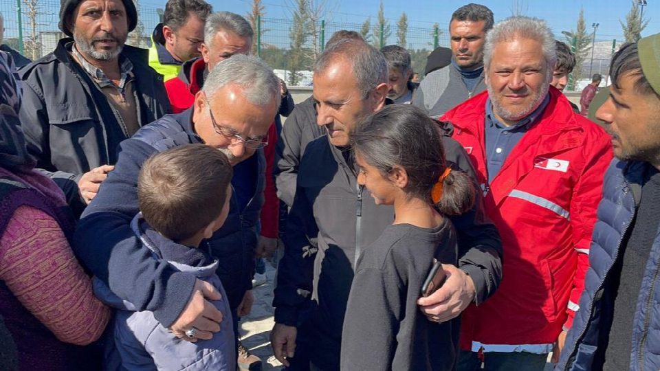 Ordu büyükşehir belediye başkanı Or. Mehmet Hilmi Güler, deprem bölgesine giderek eksikleri yerinde tespit etti