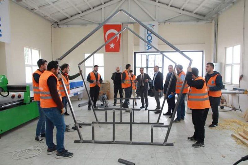 Gençlerin istihdam kapısı kent mobilyası üretim atölyesi belediyeye kazanç sağlayacak