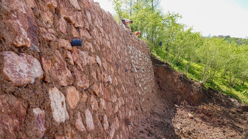 Taş duvar çalışmasıyla beton yollar koruma altına alınıyor