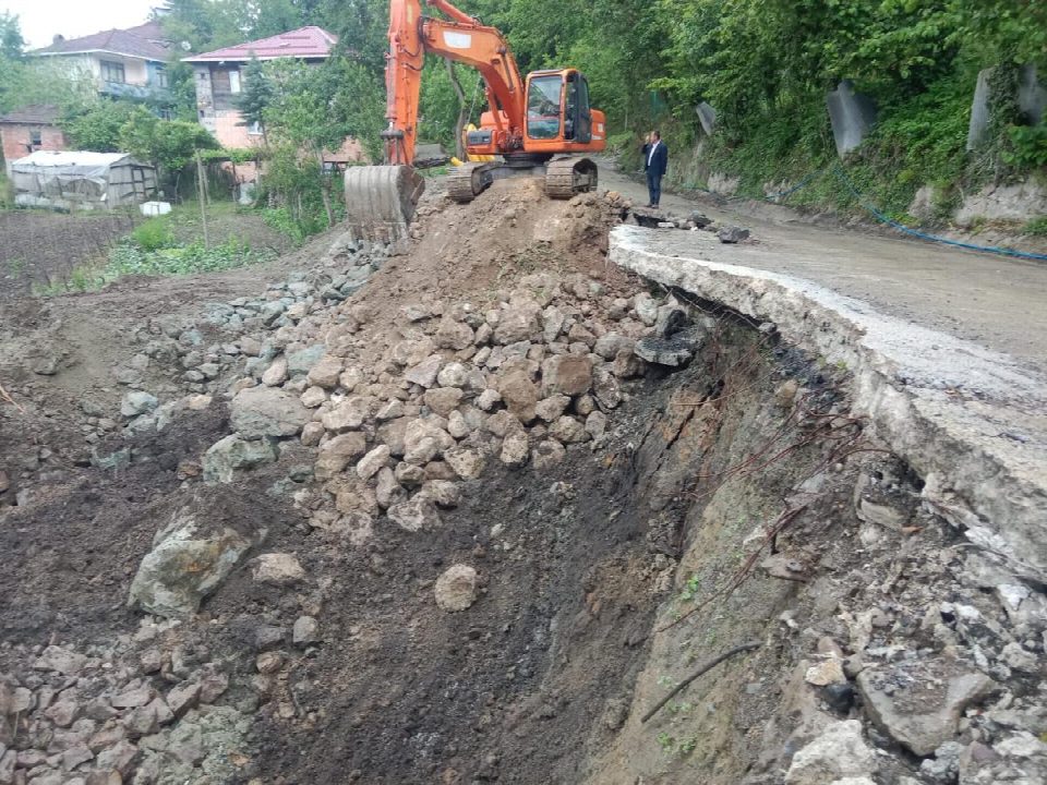 Heyelan nedeniyle ulaşıma kapanan yollar açıldı