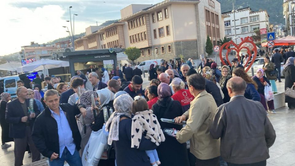 Büyükşehir belediyesi Altınordu-Ünye ve Fatsa ilçelerinde lavanta ve atlas sediri fidanı dağıttı