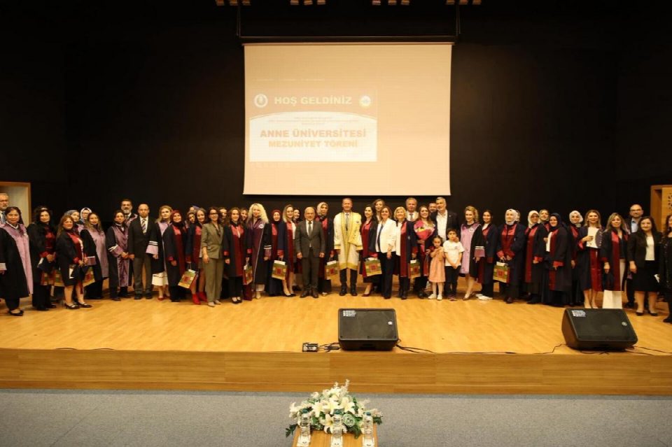 Anne üniversitesi ikinci dönem öğrencileri mezun oldu
