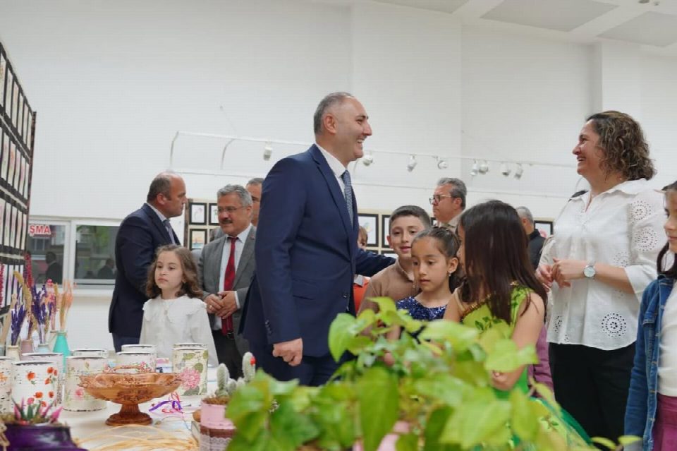 Minik ressamlardan büyük sergi