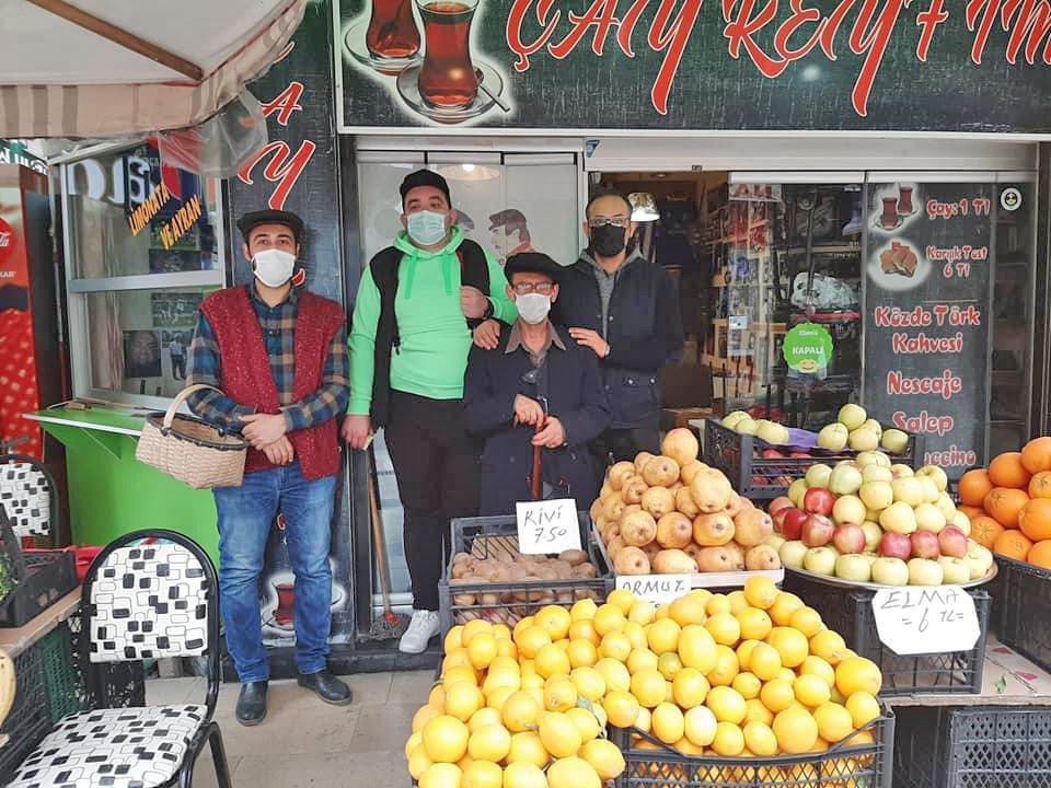 Tiyatrocular hem yüz güldürdü, hem satış yaptı