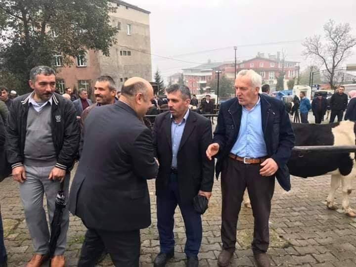 Başkan Gençtan, sabahın erken saatinde hayvan pazarını ziyaret edip vatandaşın derdini dinliyor