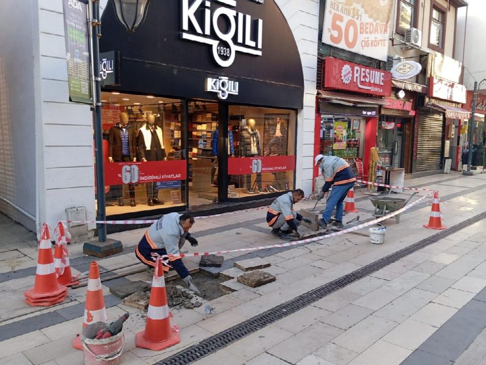 Deforme olan yaya taşları onarılıyor