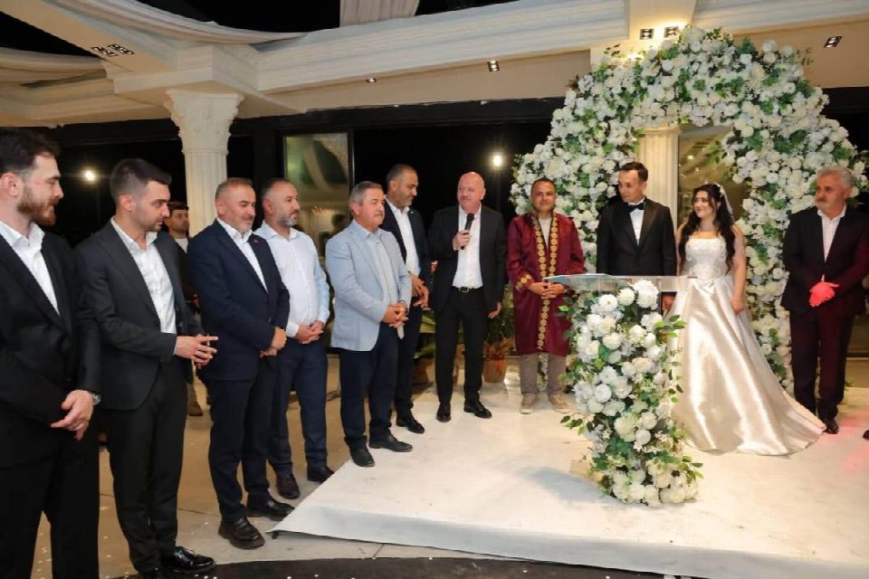 Gülay ve Semih görkemli düğün töreniyle dünya evine girdi