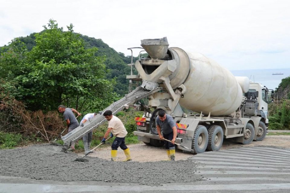 Yapraklı mahallesi’nde beton yol çalışmaları