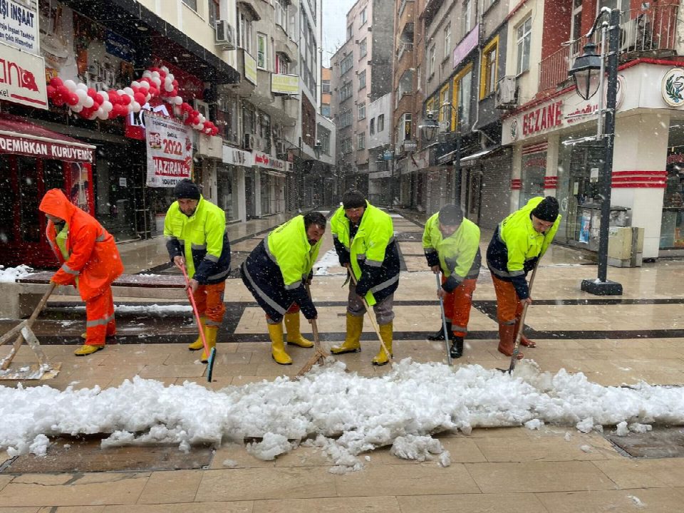 45 kişilik ekiple kar küreme çalışması yapıldı