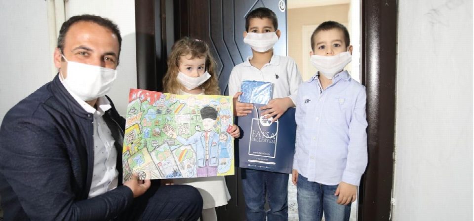 Başkan Kibar öğrencilerin ödüllerini evlerinde teslim etti