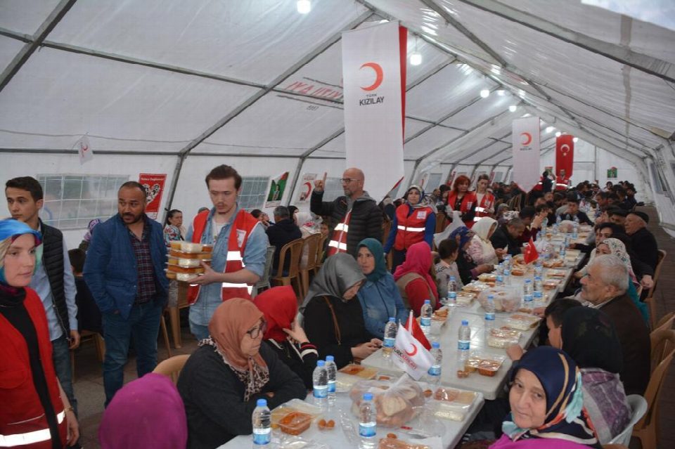 Kızılay’ın iftar çadırına ilgi