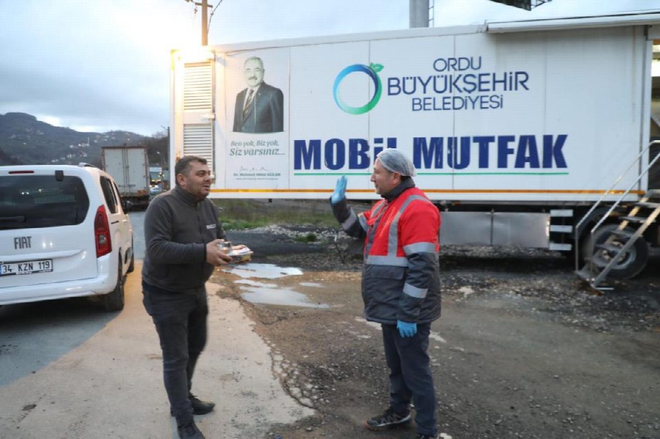 Ordu büyükşehir belediyesi 7 yıldır yolda olanlara iftarlık ikramı yapmayı sürdürüyor