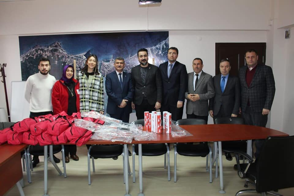 10 OKULA BADMİNTON MALZEMESİ VERDİLER