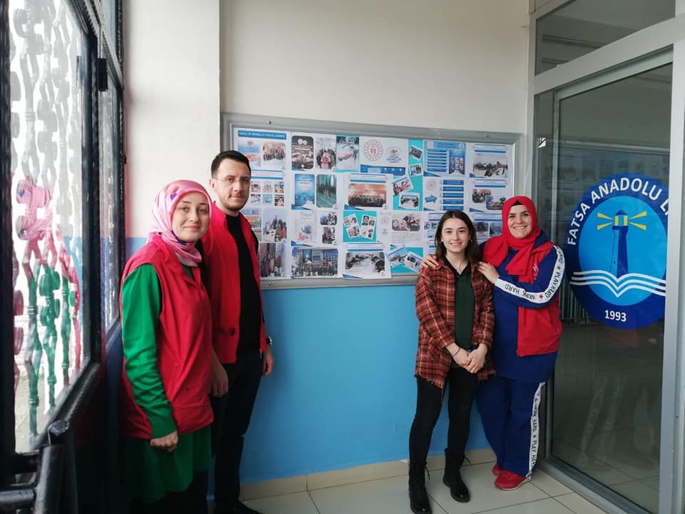 GENÇLİK MERKEZİ OKUL PANOLARINI RENKLENDİRİYOR