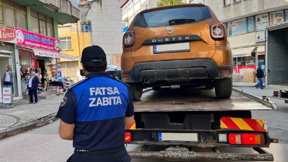 Hatalı parklanmaya levhalı uyarı