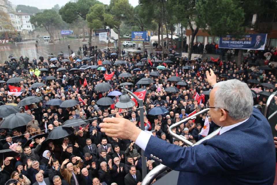 Başkan Güler’e coşkulu karşılama... Cumhurbaşkanı Recep Tayyip Erdoğan tarafından yeniden büyükşehir belediye başkanı adayı olarak gösterilen Dr. Mehmet Hilmi Güler’i Ordulular bağrına bastı