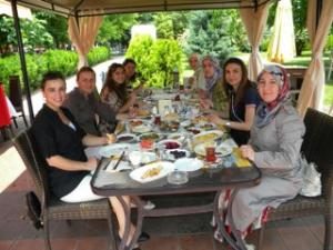 ÖĞRETMENLER YEMEKTE YILSONU STRESİNİ ATTI