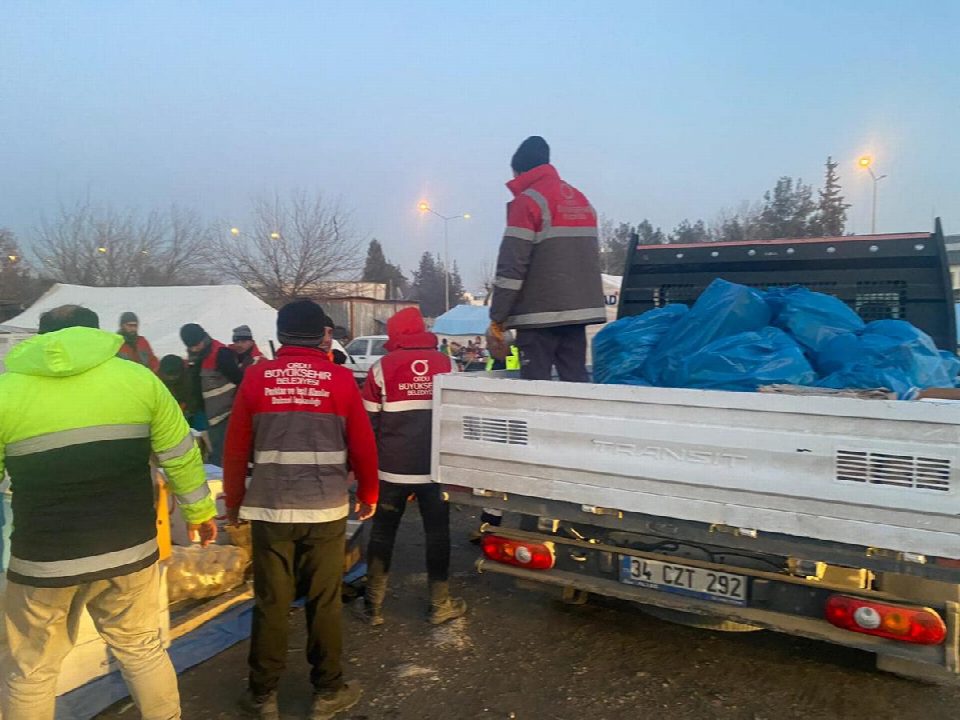 Giden yardımlar büyükşehir ekiplerince depremzedelere ulaştırılıyor