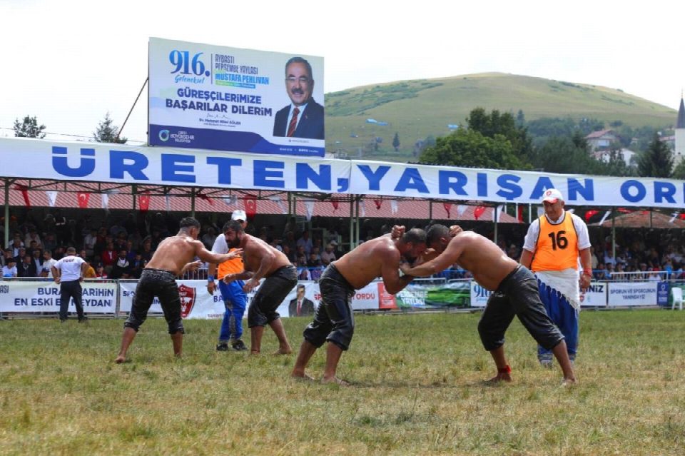 Aybastı festivalle coştu... Perşembe yaylasında bu yıl 916.sı düzenlenen Ordulu Mustafa pehlivan yağlı güreş ve kültür festivaline geçen yıllara oranla katılım rekoru kırıldı