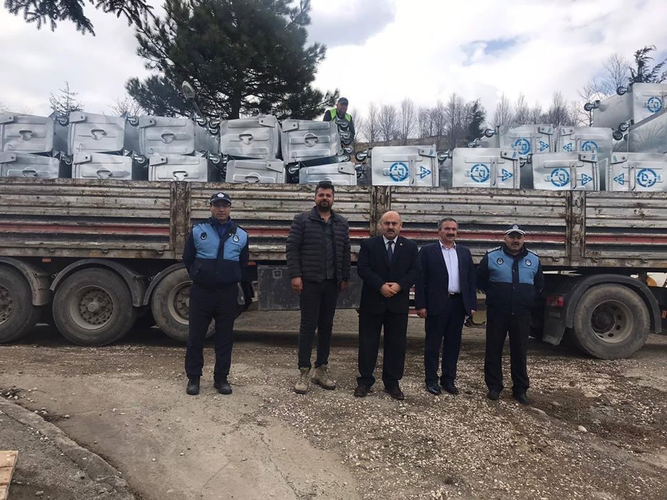 AYBASTI'YA BİR TIR ÇÖP KOYTEYNERİ GELDİ