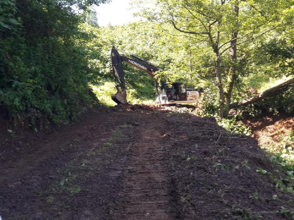 Kırsalda yol genişletme ve menfez çalışması devam ediyor