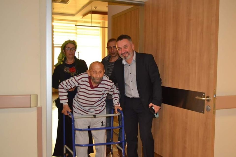 Opr. Dr. Onur Sarıhan’dan bir başarılı ameliyat daha... 120 YAŞINDAKİ HASTAYI YÜRÜTTÜLER