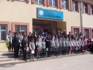 POLİSLER BAŞARILI 68 KIZ ÖĞRENCİYİ ÖDÜLLENDİRDİ