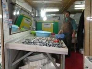 Tezgâhlarda balık çeşidi bol