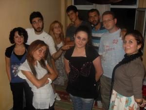 KENDİ YEREL TİYATROSUNU KURDU