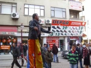 Tahta Bacaklı Adam İlgi Odağı Oldu