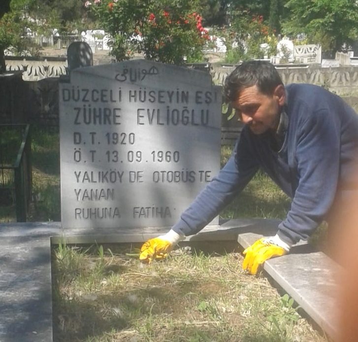 Yanıklar mezarlığını sahipsiz bırakmıyor