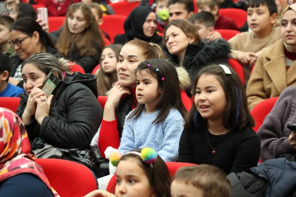 BAŞKAN AMCALARINDAN ÇOCUKLARA YETENEK SİRKİ GÖSTERİSİ İLE KARNE HEDİYESİ