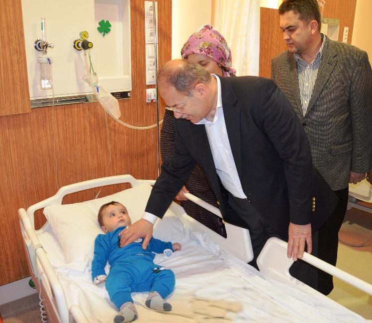 BAKAN AKDAĞ ÇOCUK HASTALARA MORAL VERDİ
